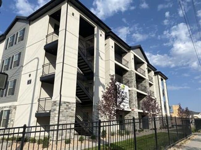 Building Photo - Great ground floor Unit B102 Rental