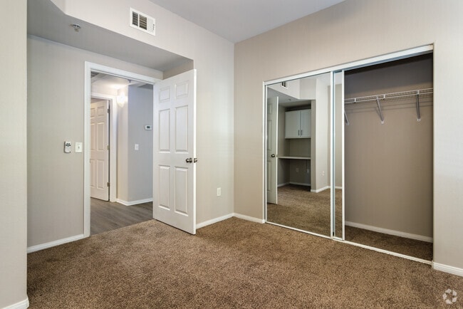 1BR, 1BA - 889SF