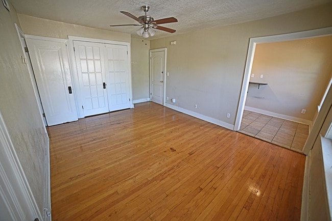 Photo - 902 E 39th ST