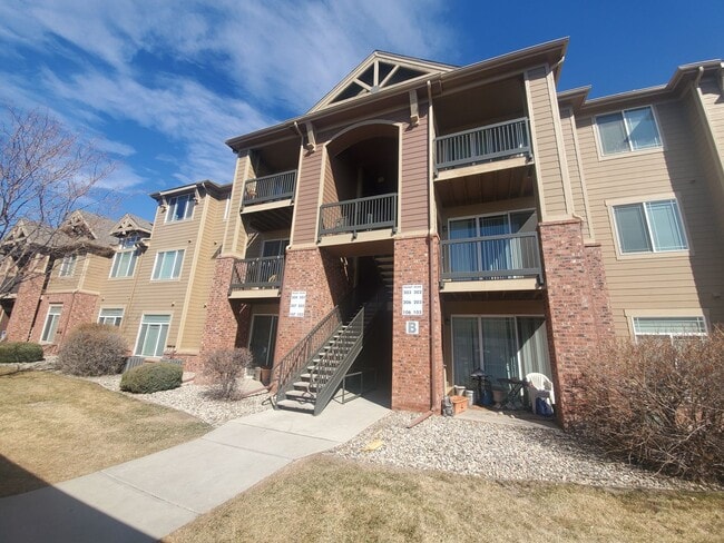 Building Photo - 2 bed 2 Bath Condo with Community Pool!