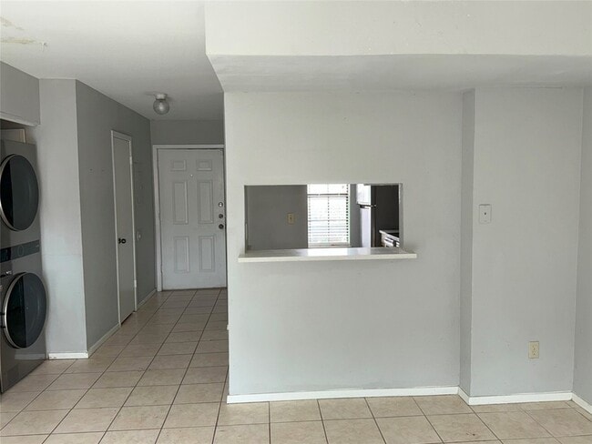 Photo - 732 W Collins St