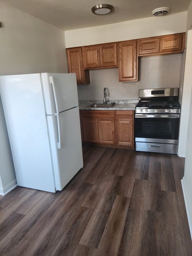 Building Photo - 7408 - 7428 Alma St