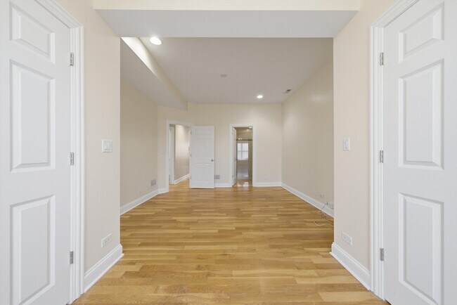 Photo - 4742 N Sawyer Ave Unidad 2