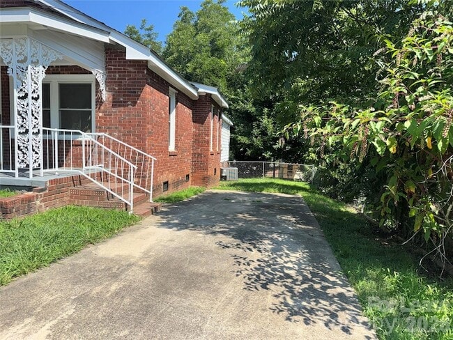 Photo - 303 Garfield St
