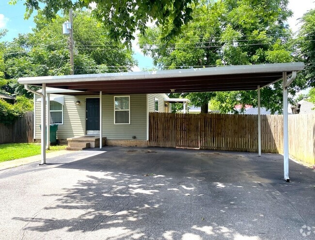 Building Photo - Studio Garage Apt in NW OKC YOUNGS ENGLEWO... Unit Garage Apartment