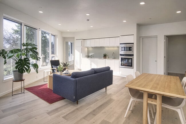 Building Photo - 2901 SW Canby Ct Unit 203