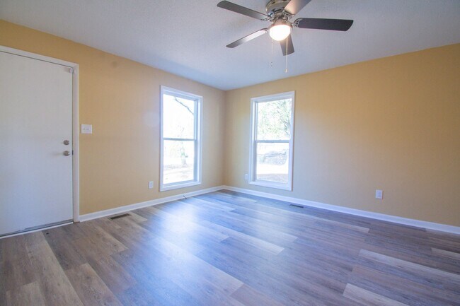 Photo - 3 Bedroom 2 Bathroom Fully Updated!!