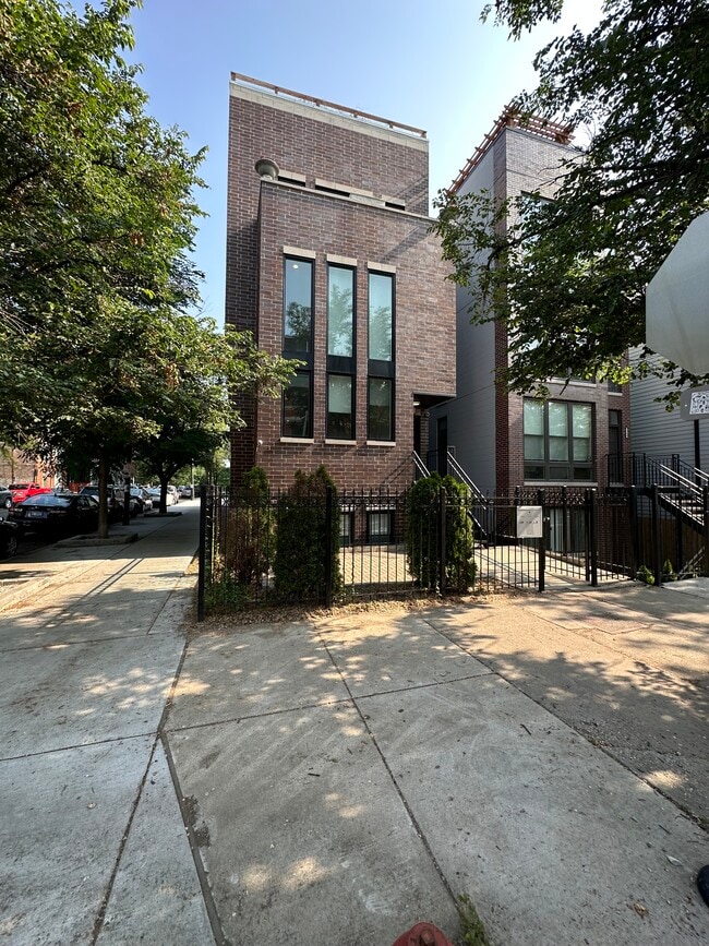 Building Photo - 1758 W Cullerton St Unit 1F Rental