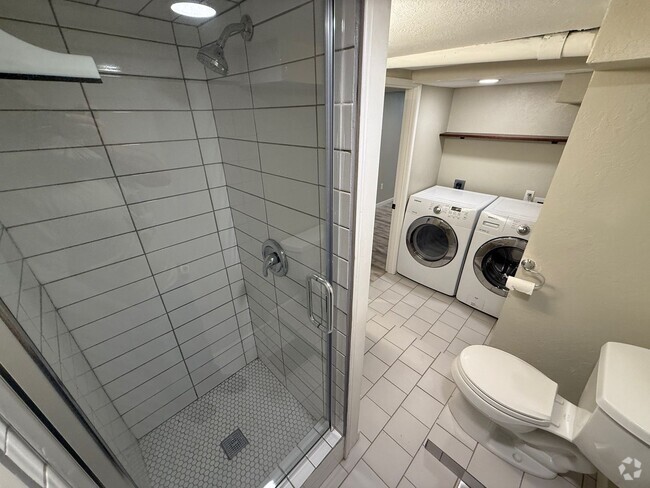 Building Photo - 2 bed 1 Bath Huge Garage Rental