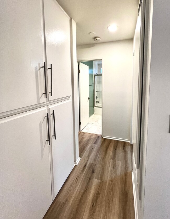 Armario de ropa blanca en el pasillo - 177 Douglas St Unidad #1