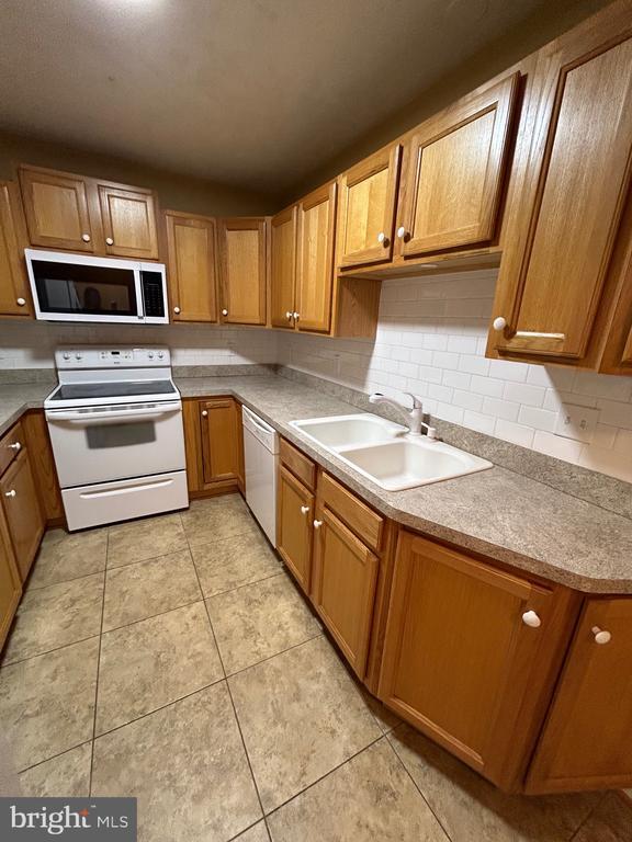 Photo - 140 Lexington Ct