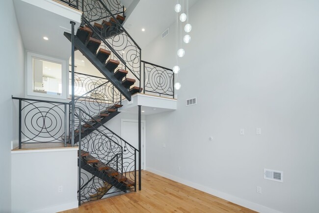 Photo - 2460 Dickinson St