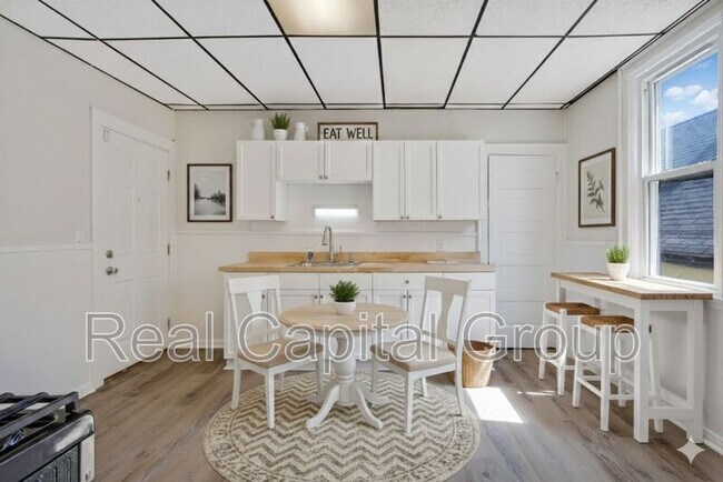 Photo - 305 Cable St Unit Apt 2 (Upper)