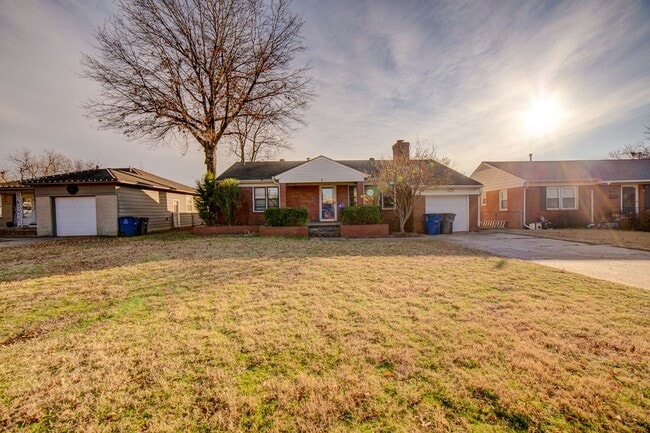 Photo - 4 Bed | 2 Bath in Midtown!