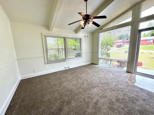 Photo - 1003 Robinhood Ln