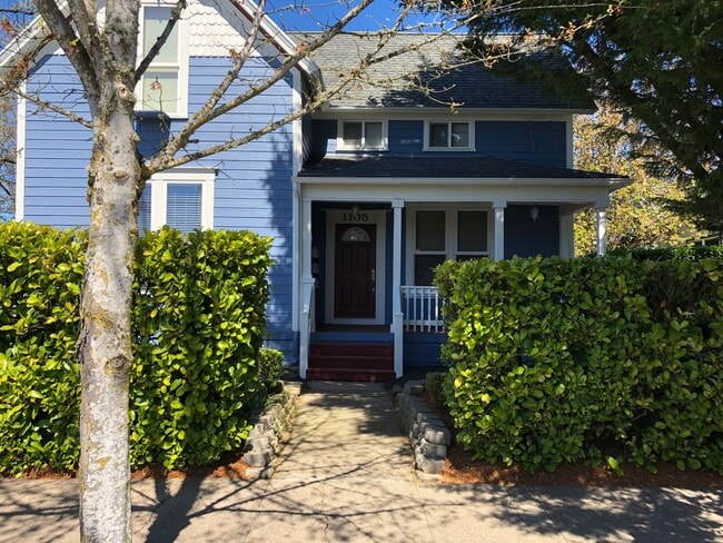 Building Photo - Bright and Spacious Second Story One-Bedroom Apartment in Prime Location! Unit 3