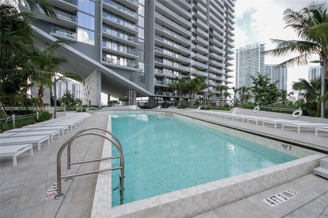 Building Photo - 88 SW 7th St Unit 2902