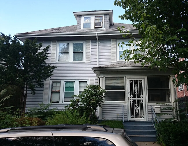 Building Photo - 25 Embassy Rd Rental