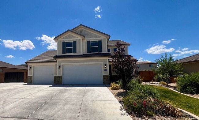 Building Photo - Stunning 5 bedroom, 2.5 bathroom home in d...