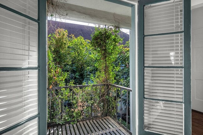 Photo - Excellent WeHo location! Unidad 54-10