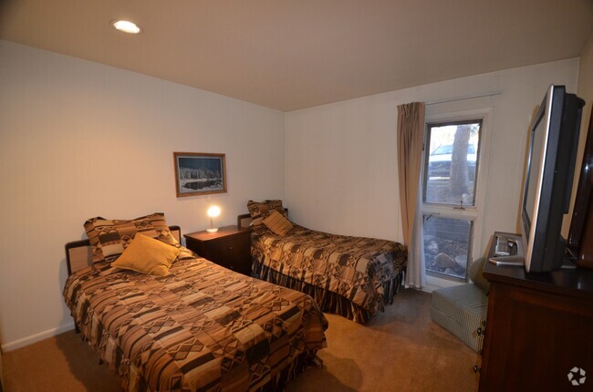 Building Photo - Long Winter Lease!  Fully Furnished, on bu... Rental