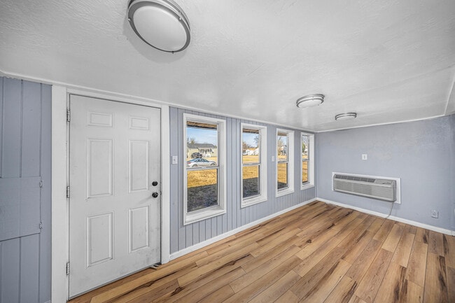 Photo - 1904 NW Lake Ave