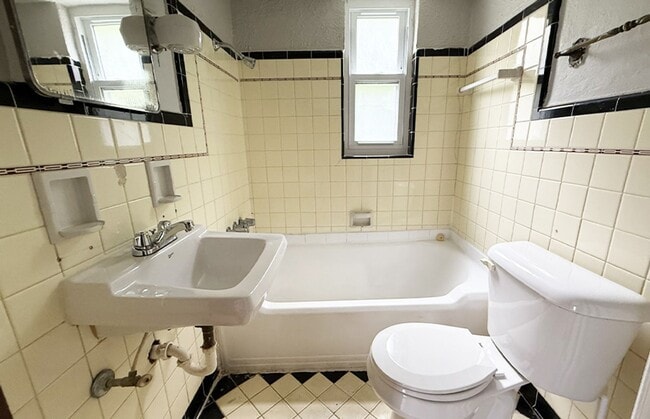 Building Photo - 960 Ludlow Ave Unit 960-01