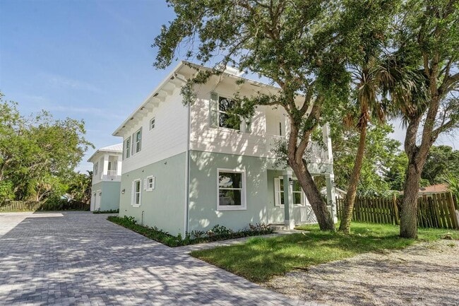 Building Photo - 667 SW Cleveland Ave Unit 2