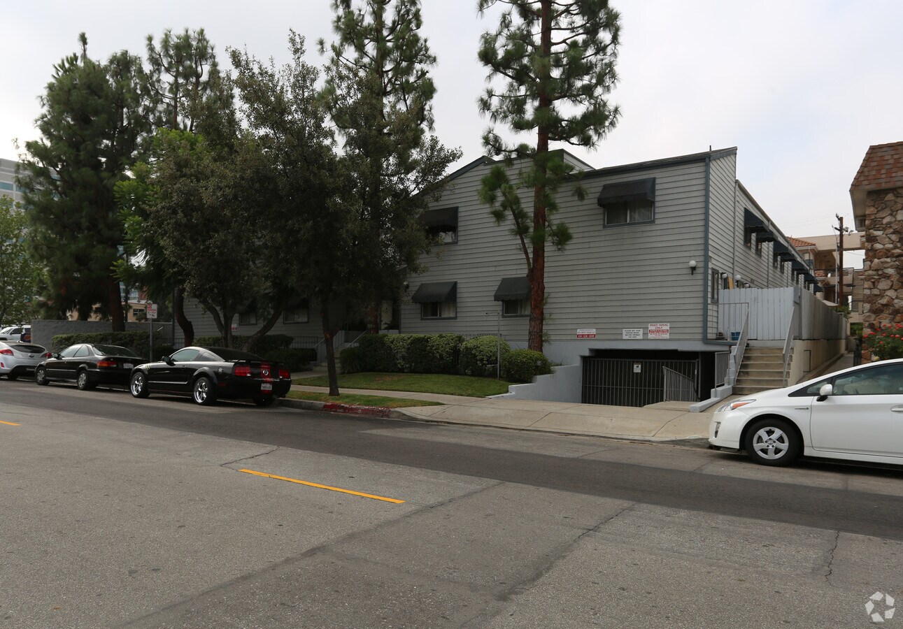 Photo - 330 W Doran St Apartments