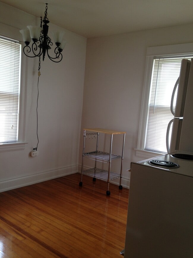 Building Photo - 15 Hart St Unit Upper Rental