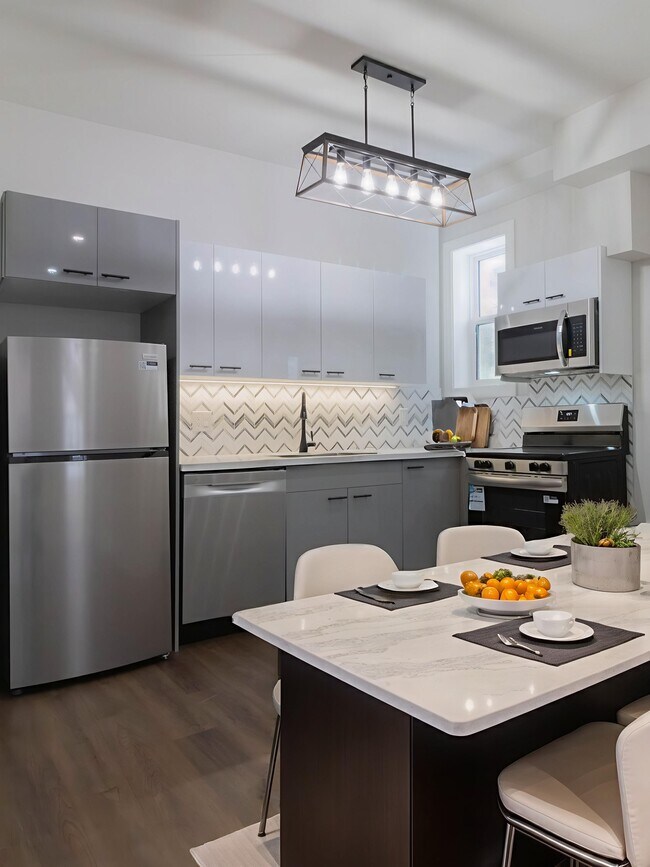 Photo - 52 Charlton Ave W Unit 3