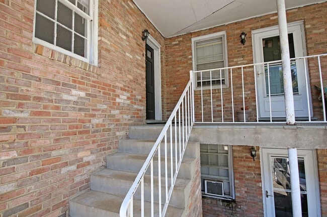 Photo - Walkable Top-Floor 2BR Near UVA Grounds, Medical Center & Downtown Unidad Gordon Ave 1609 #4