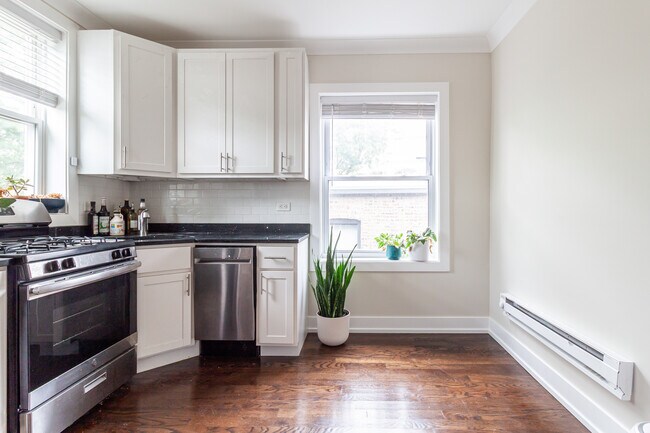 Photo - 655 W Roscoe St