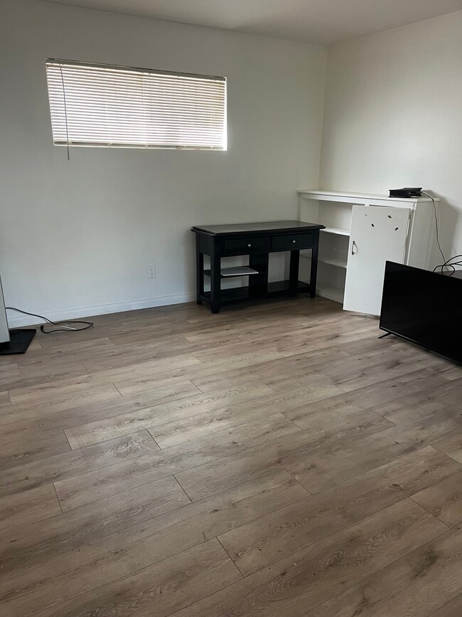 Building Photo - 4811 Farmdale Ave Unit studio 3
