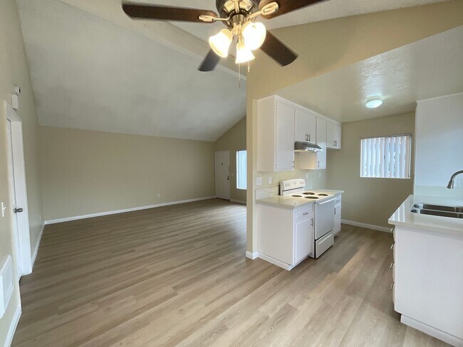 Building Photo - sycamore12910-16 Unit 12910