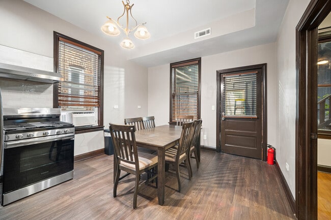 2737 W 22nd Pl