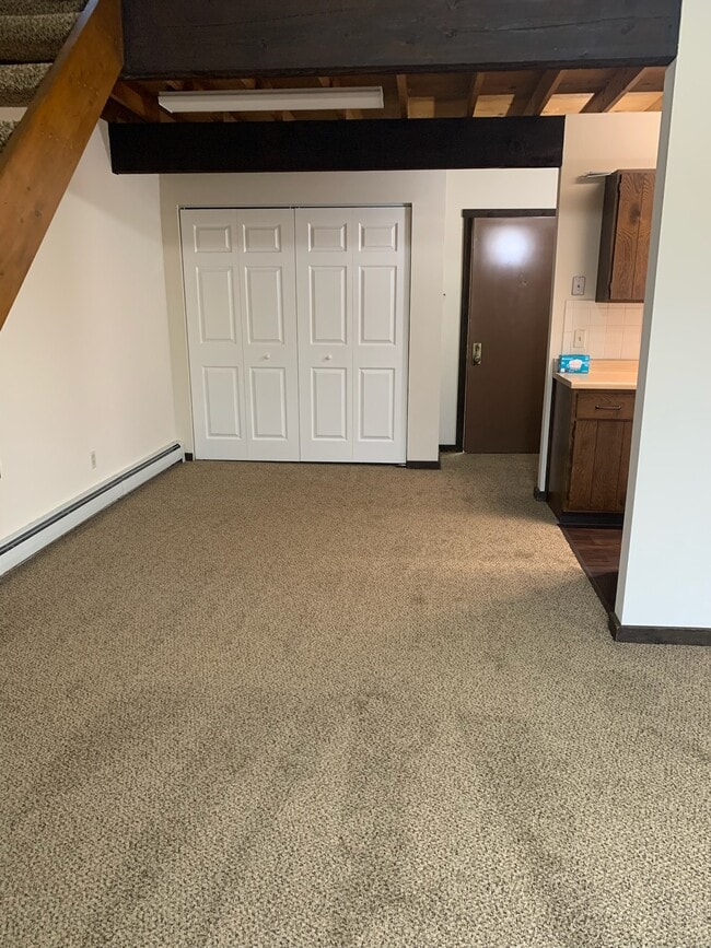 Dining area, entrance - 1430 Maplecrest Dr