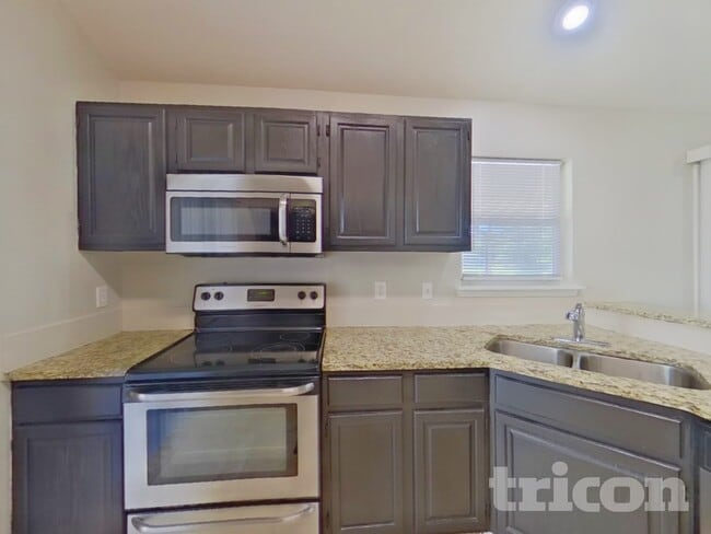 Photo - 8115 Mactavish Way E