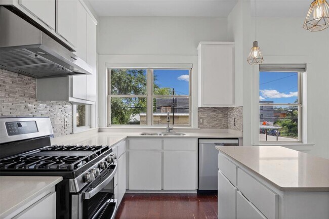 1301 San Bernard St