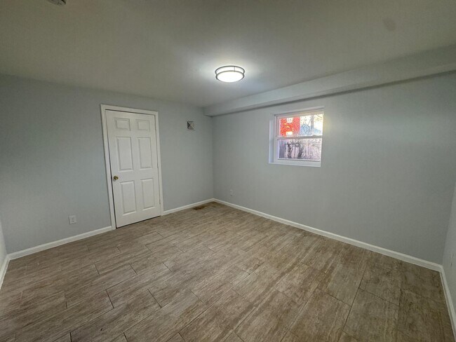 Photo - 1057 Bond St