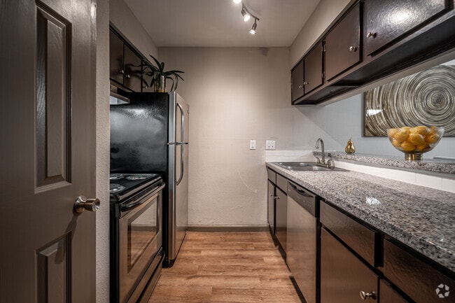 2BR, 1.5BA - 920SF