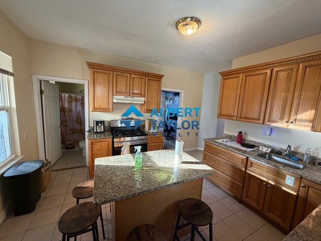 Building Photo - 8 Eldora St Unit 3