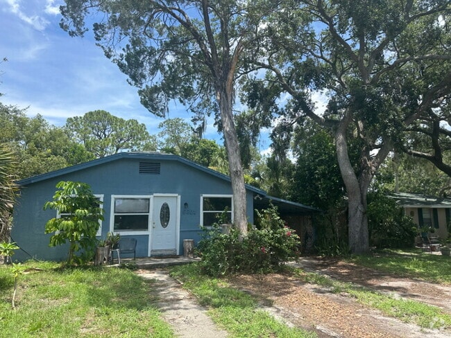 Building Photo - Location, Location, location! Two Bedroom,... Rental