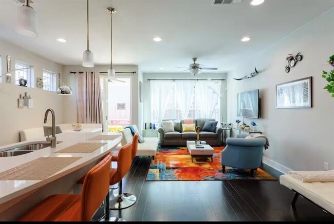 Photo - 807 E 16th St