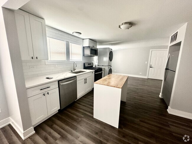 Building Photo - 4909 W Wellington Ave Rental