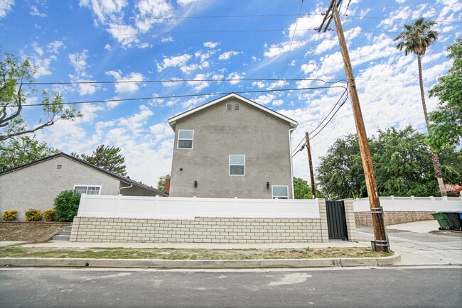 Photo - 10900 Baird Ave Unidad 18517 Celtic St - ADU