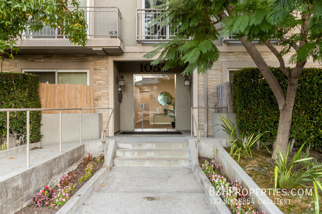 Building Photo - Beautiful 2 Bedroom 3 Bath Condo In Pico/B... Unit 305