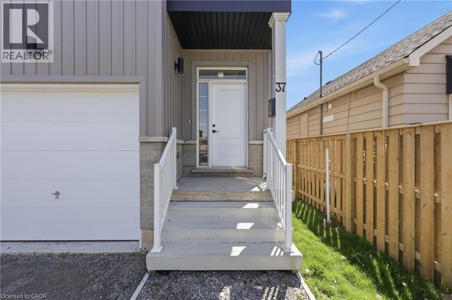Photo - 37 Delena Ave S