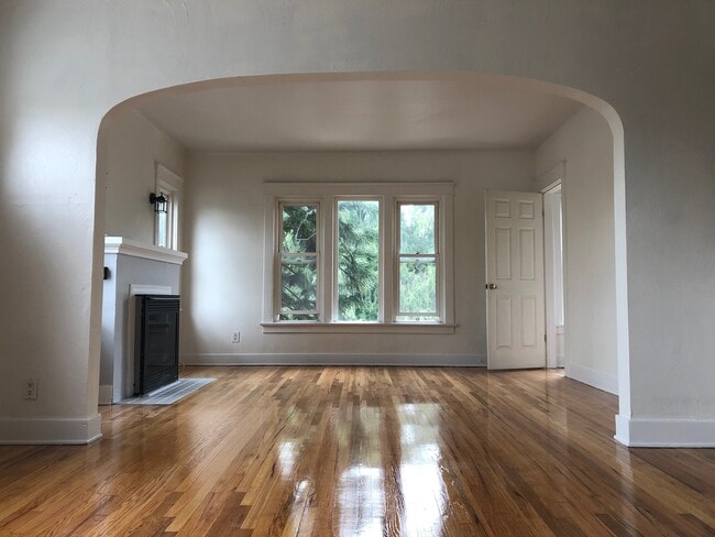 Photo - 1842 Mariposa Ave