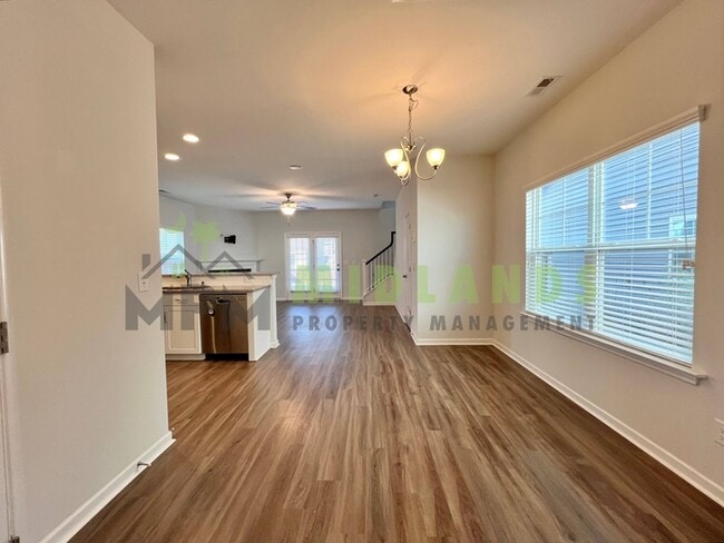 Photo - 931 Tuxford Trl